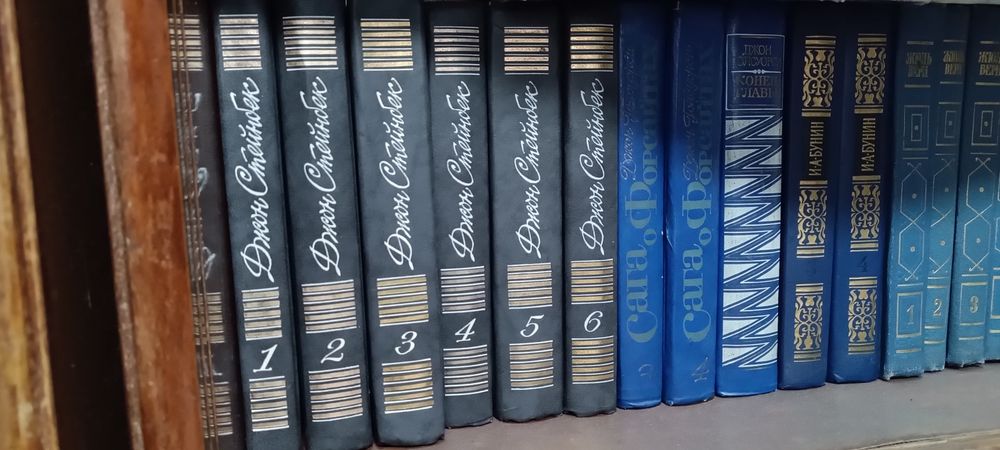 Продаются книги.