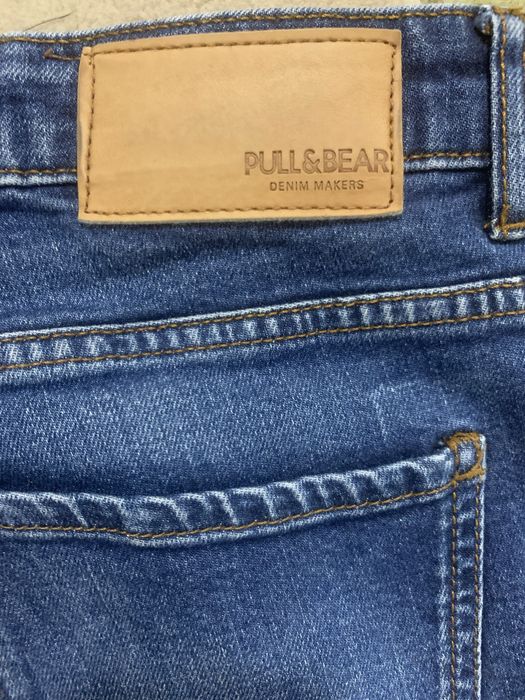 синие джинсы популярного бренда Pull & Bear.