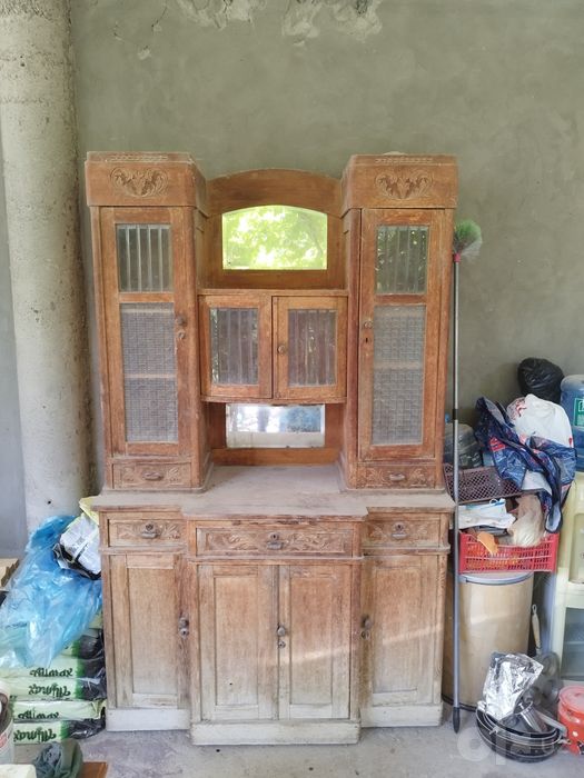 Антикварный шкаф продаётся