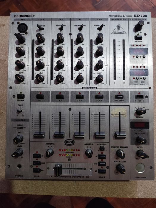 Schimb mixer Behringer DJX700 cu crossover doar in sighet