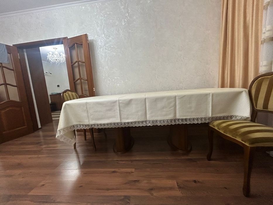 Стол для гостиной, стулья