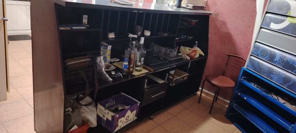 Барная стойка и витрина