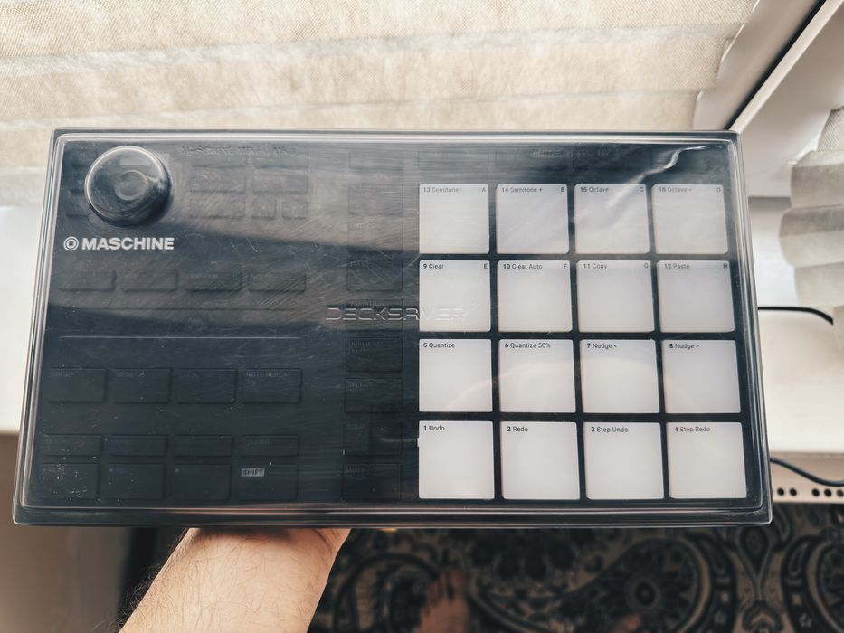 NI Maschine micro mk 3 midi controller. Native Instruments.