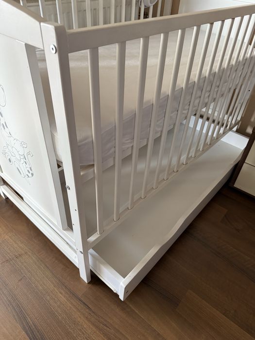 Patut din lemn masiv 120x60 cm Bria alb cu sertar, reglabil pe 3 nivele, certificat EN71, saltea cocos si carusel patut incluse