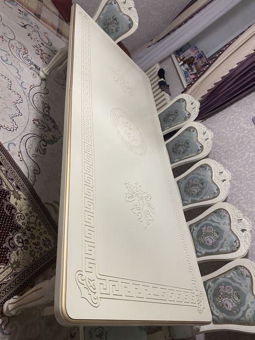 Продается стол и стулья