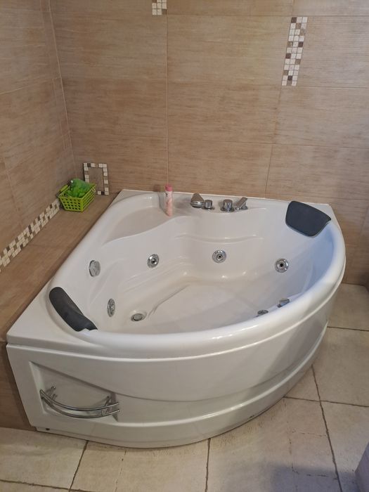 Vand vana de colt cu hidromasaj sí cabina de dus cu hidromasaj .