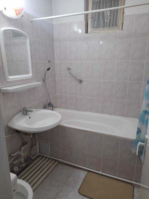 Propietar inchiriez apartament 3 camere ,etaj 1 Centru Complex Potcoava de aur