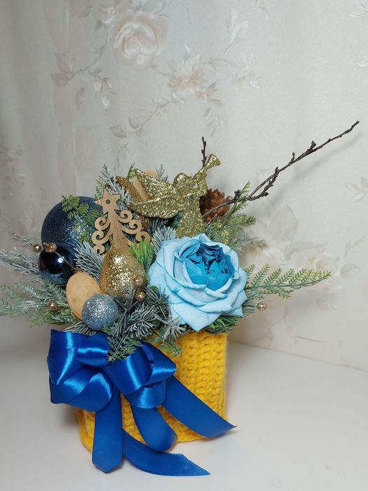 Aranjamente de Craciun cu flori lucrate manual.