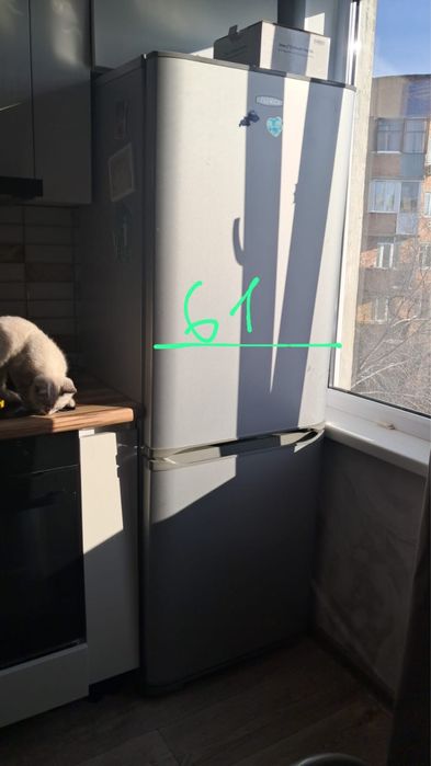 Отдам холодильник бесплатно.Работает тока морозильная камера.