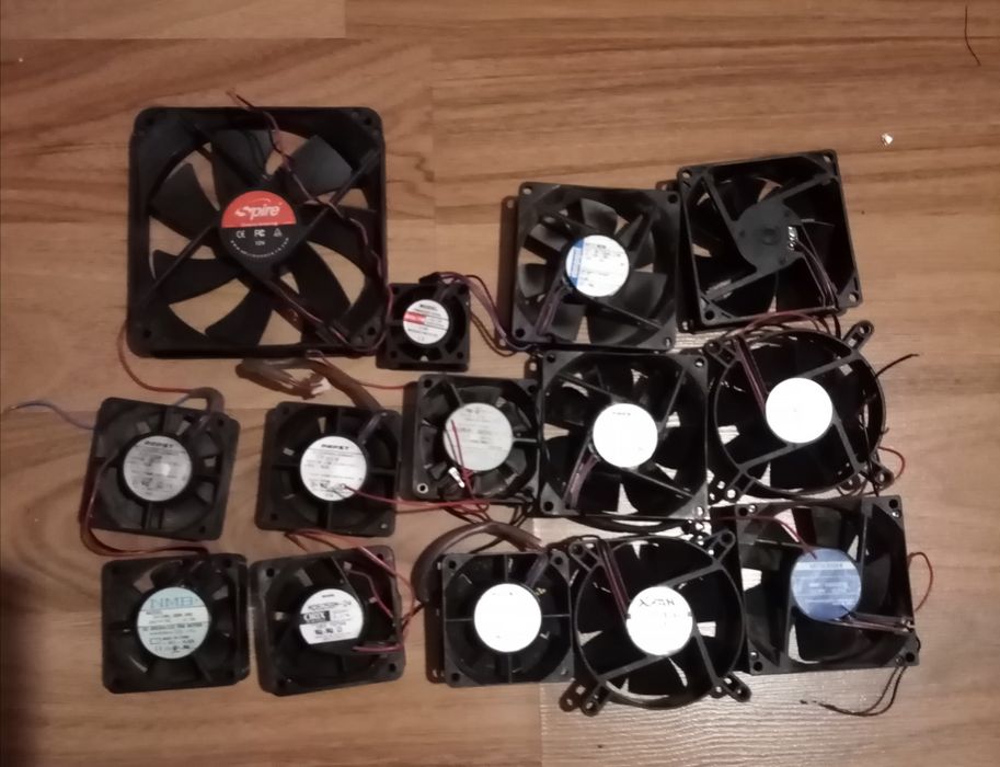 Vánd lot de 14 ventilatoare de răcire pentru PC-uri