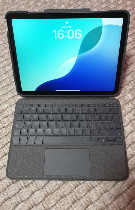Apple ipad Air 4 + Logitech Folio
