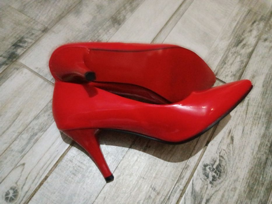 Продавам 3 чифта италиански обувки 38н