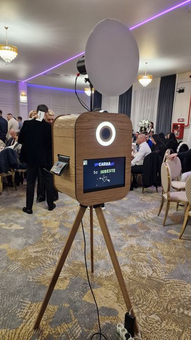 Cabina cu Zâmbete – Închiriere Cabină Foto pentru Evenimente