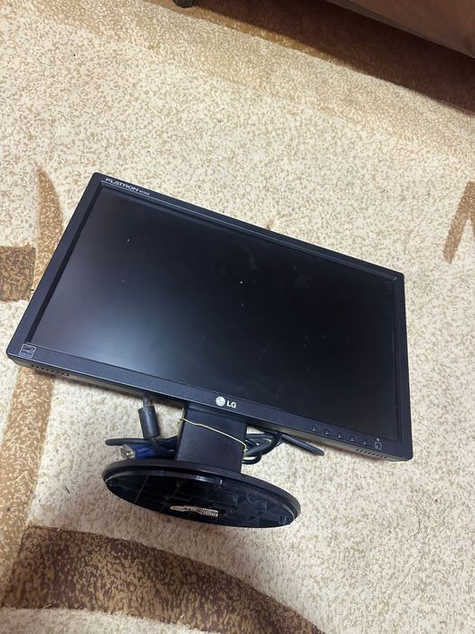 monitor LG cu cablu de alimentare și cablu D-Sub.