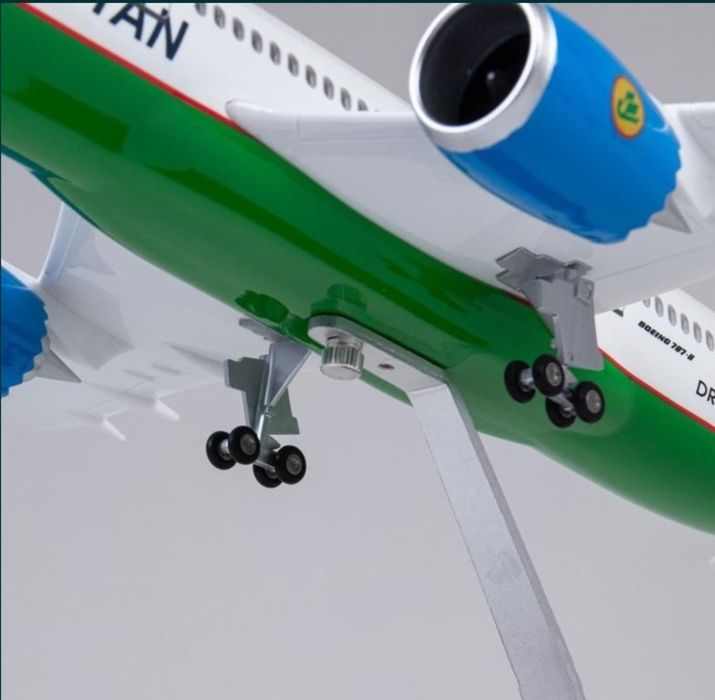 Самолёт Воеing787  Uzbekiston Air vays