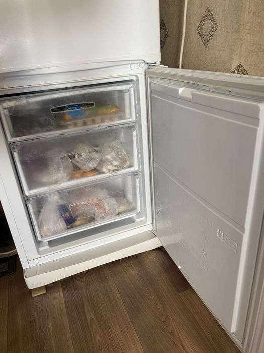 Продам холодильник Indesit