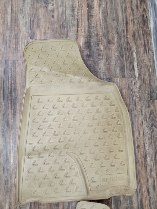 Продам  комплект ковриков