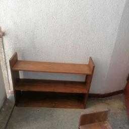 De vănzare 2 rafturi pentru cărți sau alte nevoi.