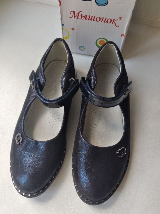 Туфли для девочки 35 размер.(не маломер.)