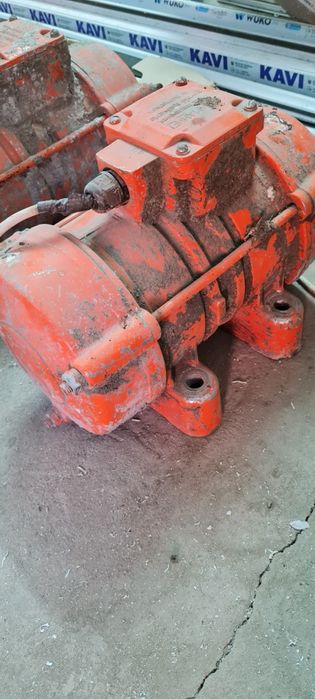 Площадочный вибратор