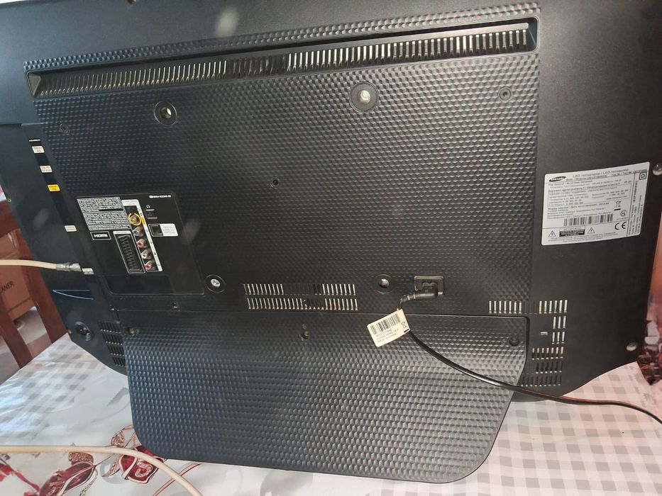 Телевизор 32" Samsung (со встроенным саундбаром)