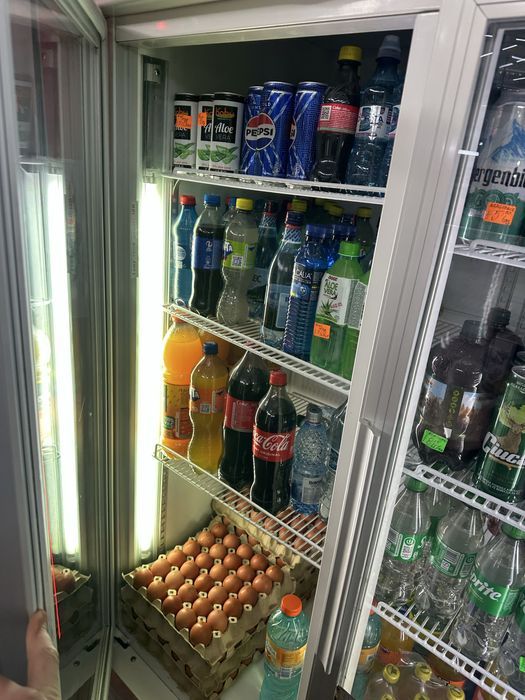 Vand vitrina frigorifica cu usi de sticla si sertare pentru diverse