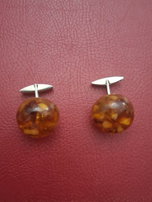 Butoni vechi chihlimbar