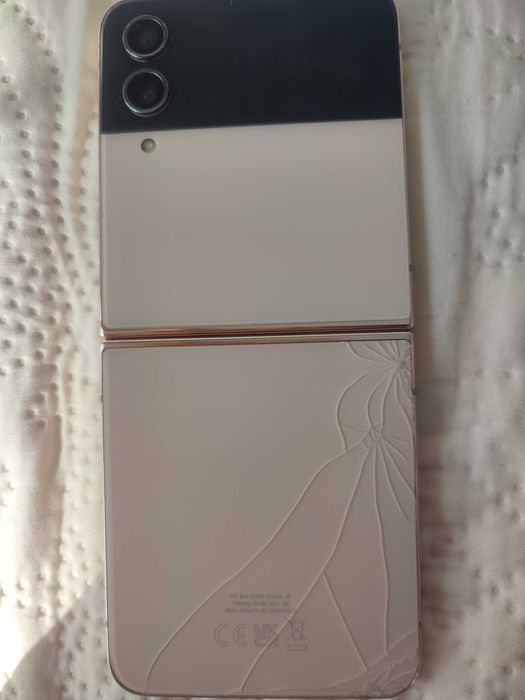 samsung z flip 4 rose gold пукнат гръб