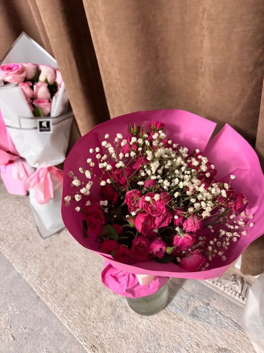 Букет из розовых роз и гипсофилы