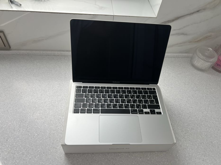 Macbook air 8/256