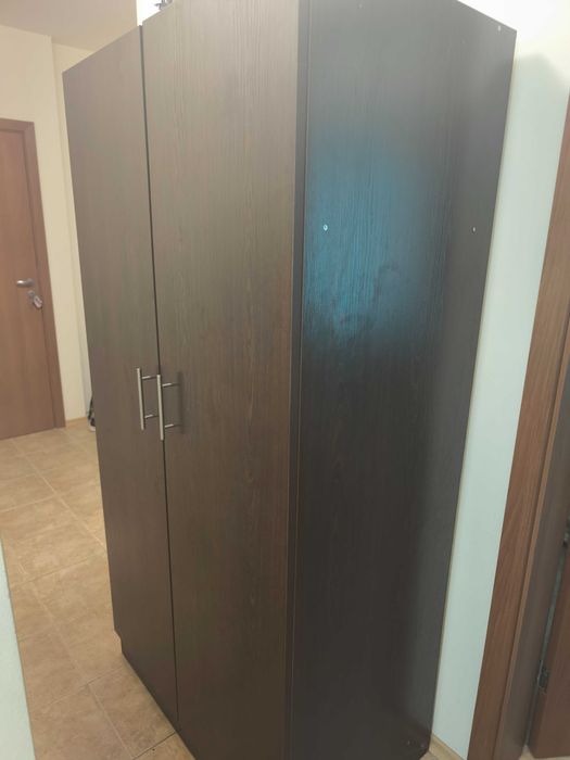 Продавам двукрилен гардероб с две нощни шкафчета! Местност Ален Мак, над хотел Детелина!