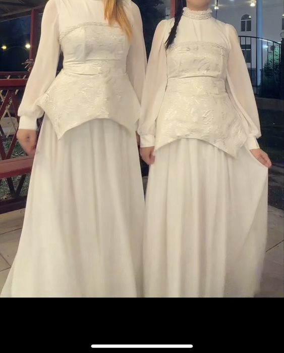 Платье белая, и есть корсет.