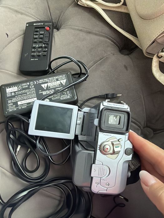 Cameră video Sony Handycam DCR-PC8E MiniDV cu accesorii și geantă