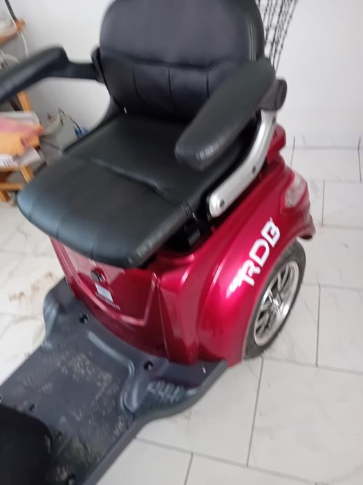 Se vinde acest triciclu este nou ,preț 5.000 de lei ,,negociabil ,,la