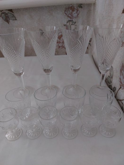 Продается комплект (фужеры и стаканы)