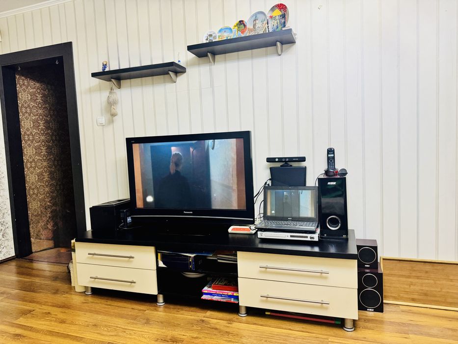 Продам Тумбу под ТВ и буфетный шкаф