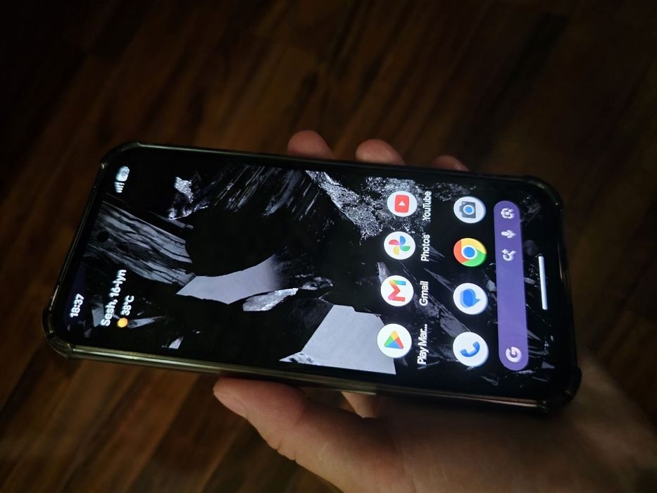 Google pixel 8a deyarli yangi