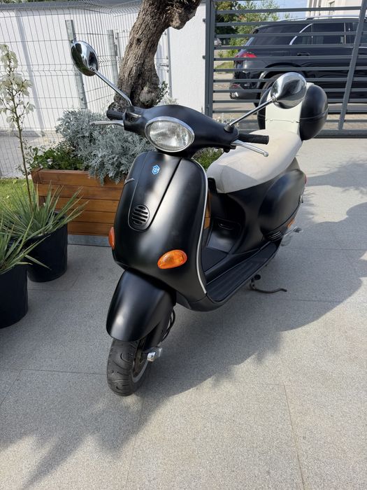 Scuter Piaggio Vespa negru foarte frumos