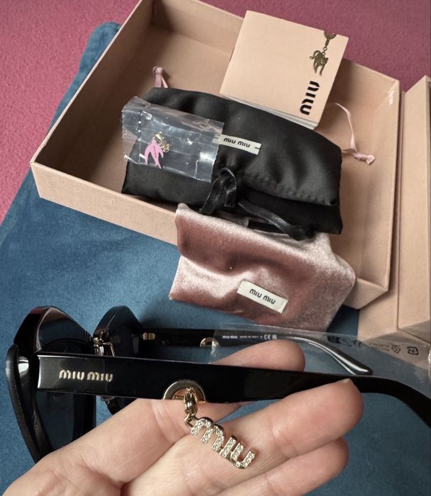 Оригинални луксозни слънчеви очила Miu Miu (Prada) с висящи аксесоари