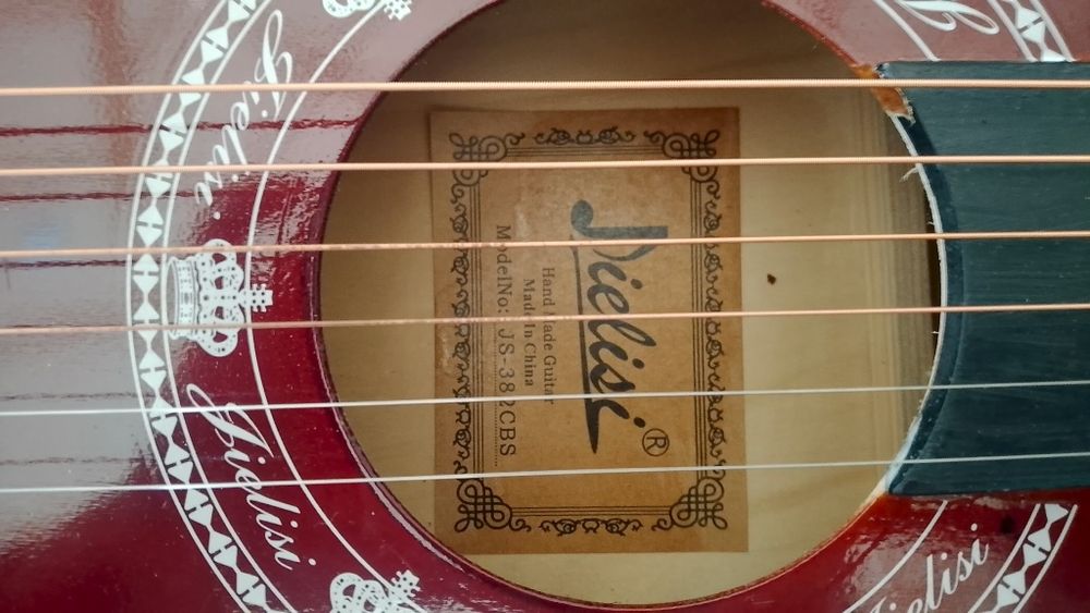 Ishlatilmagan yangi saqlangan gitara Samarqandda