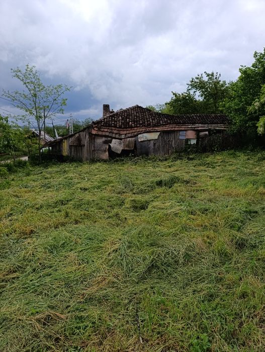 Продавам дворно място