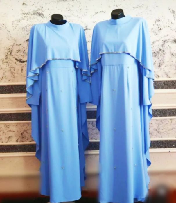 Платье с кейп со стразами