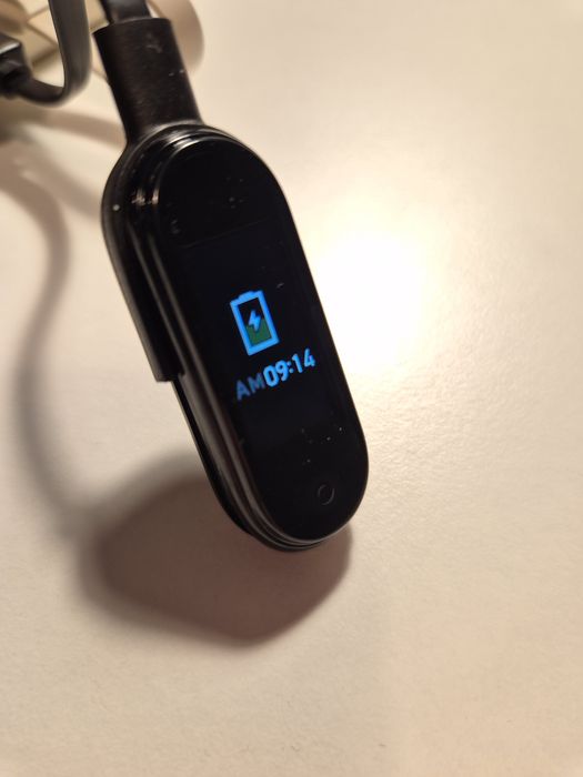 M4- fitness tracker si smartwatch Nou