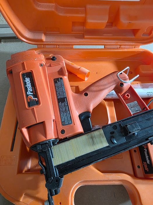 Vind pistol cu gaze pentru capse