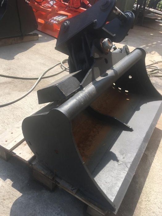 Cupa taluzare cu inclinare pentru Bobcat