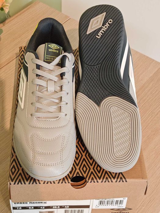 Ghete fotbal Umbro, Nr 42, noi!