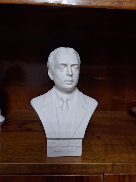 Bust din ceramică, reprezentându-l pe Octavian Goga