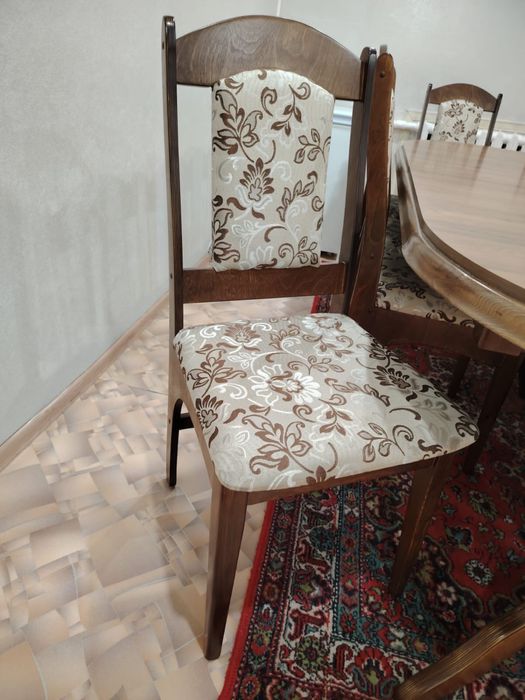 Стол со стульями