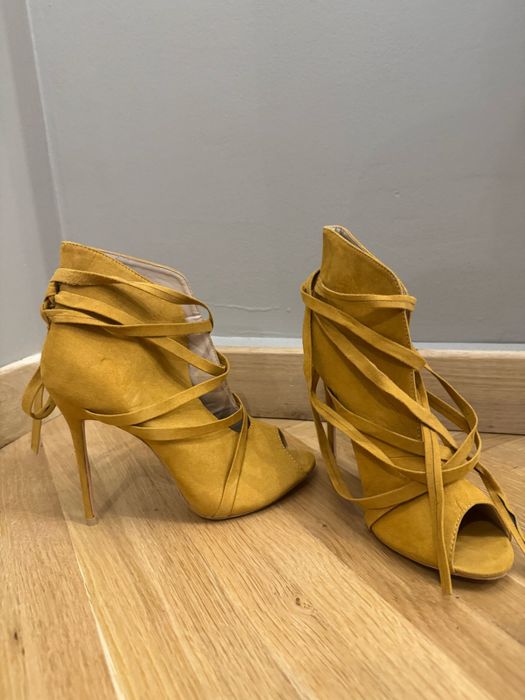 Sandale cu toc marimea 38 culoare mustar