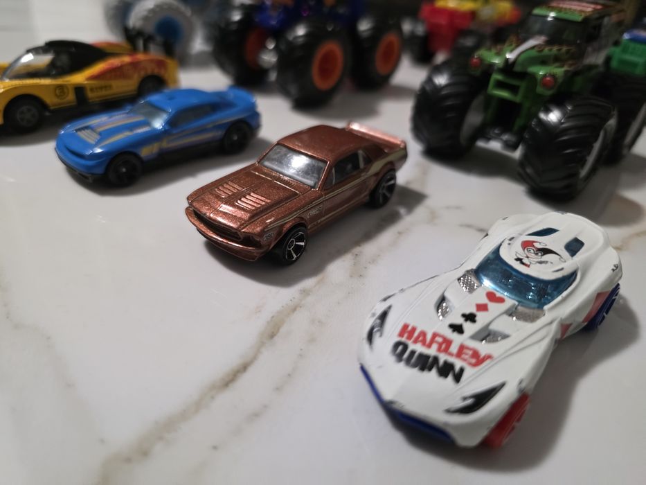 10 jucarii monster jam truck  si hot wheels